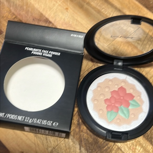 💕🌙Mac In For A Treat Pearlmatte Face Powder - Picture 1 of 9